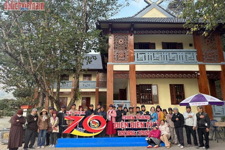 Khách chụp ảnh lưu niệm