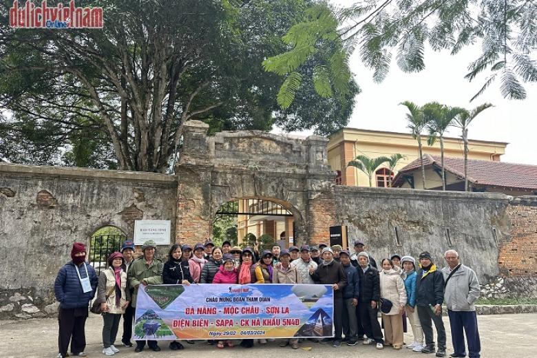 Khách chụp ảnh lưu niệm