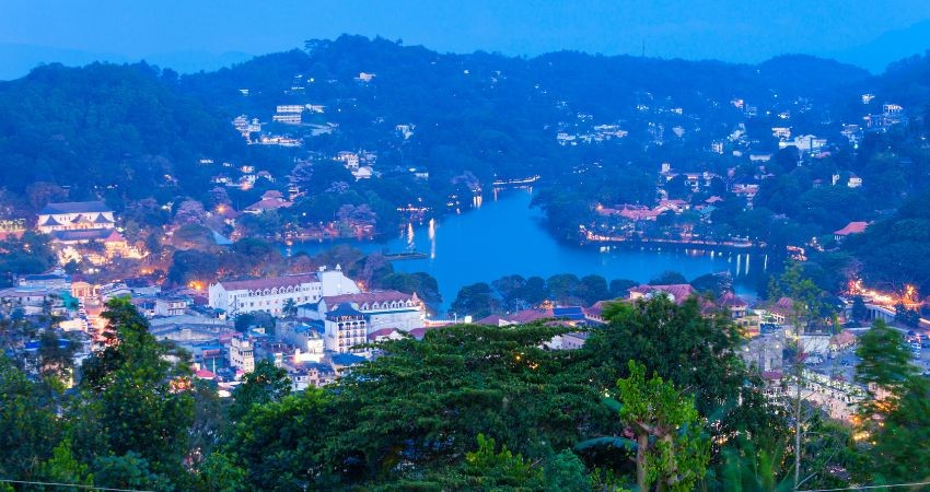 Cố đô Kandy là trung tâm văn hóa và tôn giáo quan trọng của Sri Lanka