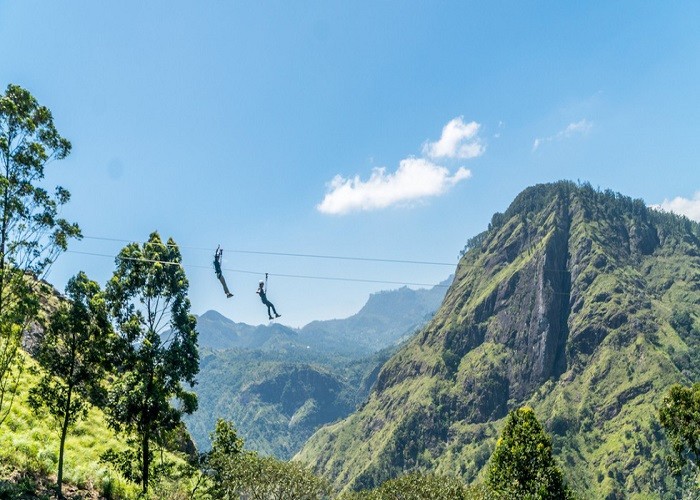 Adam’s Peak nằm chênh vênh giữa đỉnh núi.