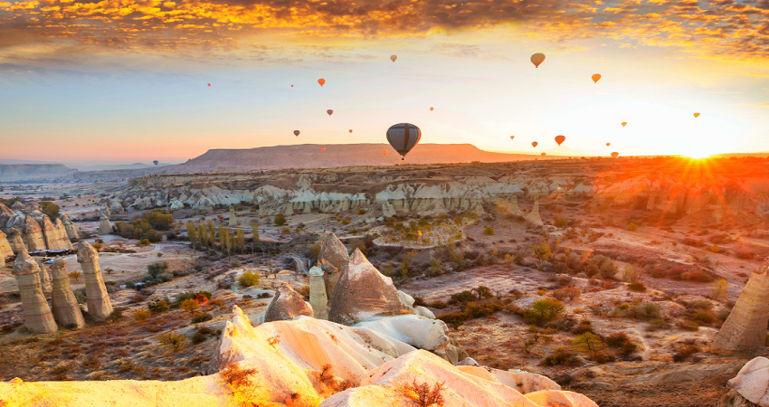 Chiêm ngưỡng cảnh bình minh ở Cappadocia trên khinh khí cầu