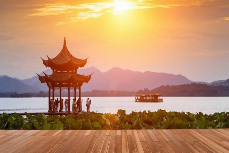 Ngồi thuyền thưởng ngoạn Tây Hồ