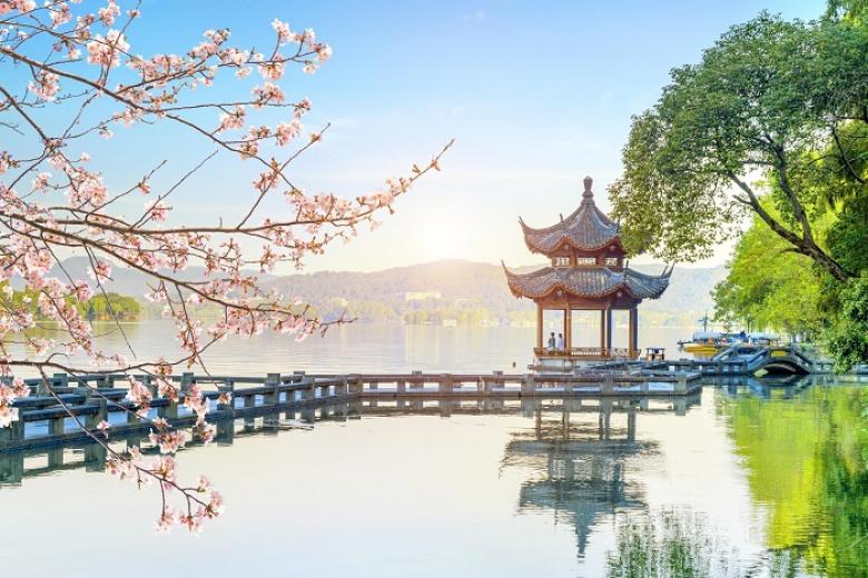 Ngồi thuyền thưởng ngoạn Tây Hồ