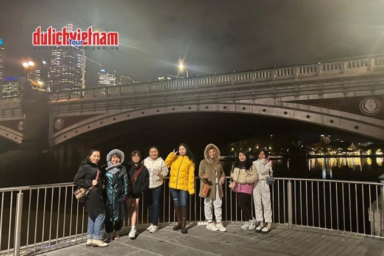 Khách chụp ảnh lưu niệm