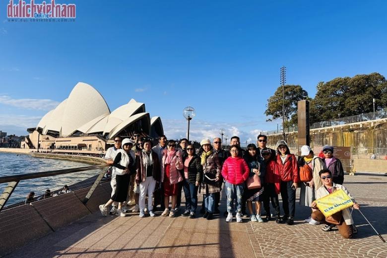 Khách chụp ảnh lưu niệm