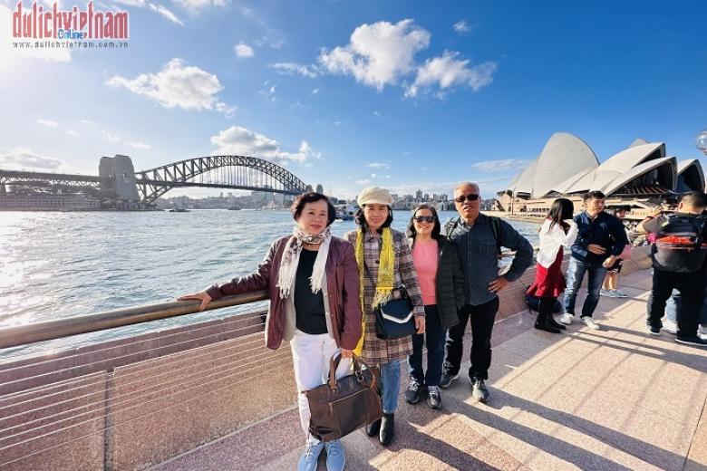 Khách chụp ảnh lưu niệm