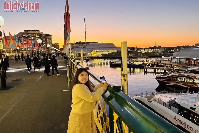 Khách chụp ảnh lưu niệm