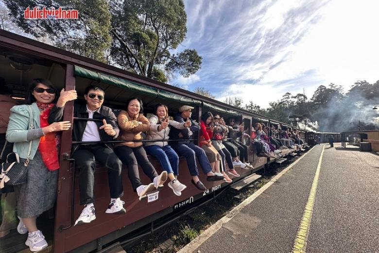 Khách chụp ảnh lưu niệm