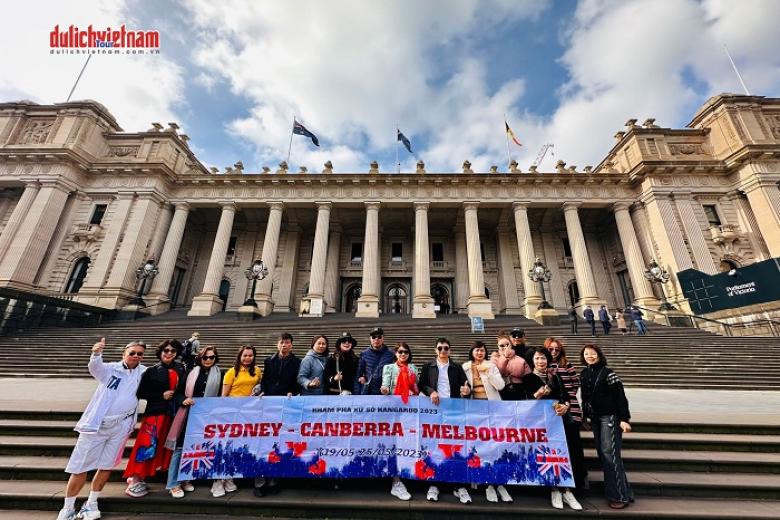 Khách chụp ảnh lưu niệm