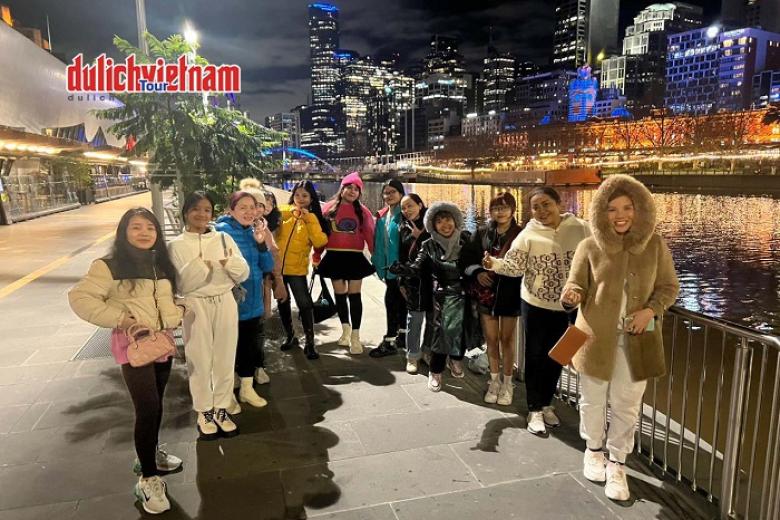 Khách chụp ảnh lưu niệm