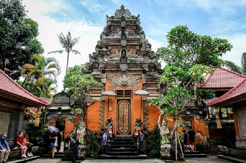 Mặt trước cung điện Ubud