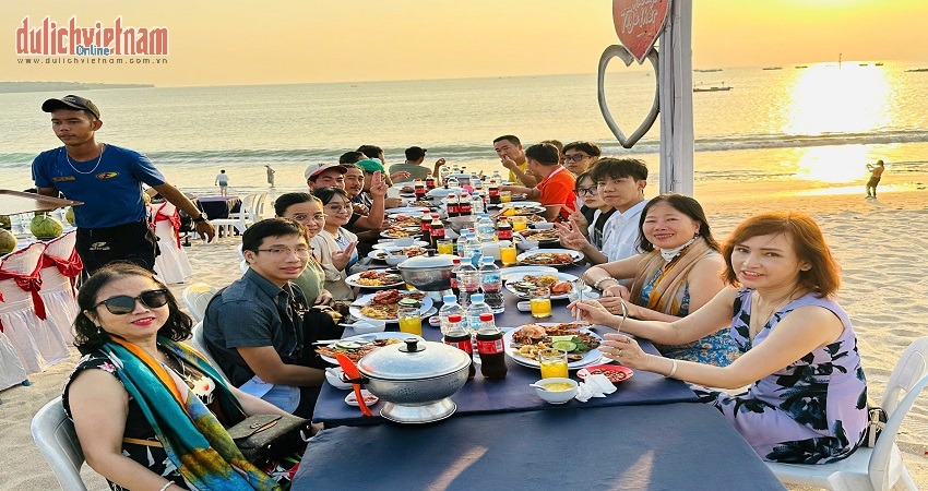 Đoàn dùng bữa tối tại nhà hàng bãi biển Jimbaran