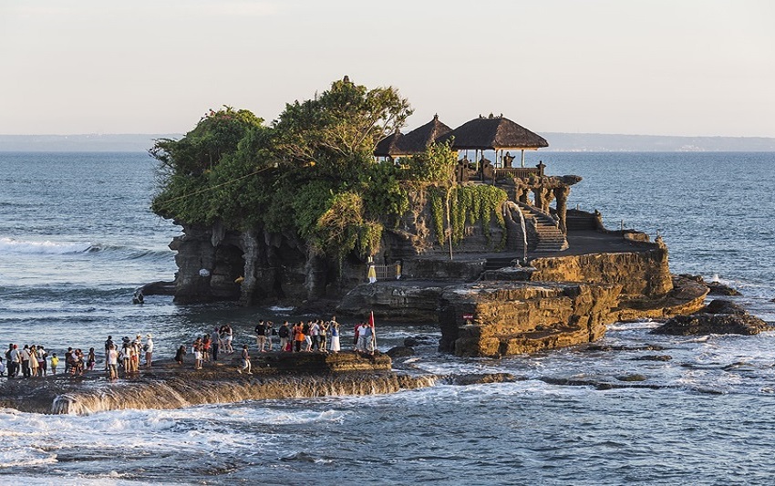 Đền Tanah Lot là một nơi tuyệt vời để ghé thăm trong kỳ nghỉ ở Bali