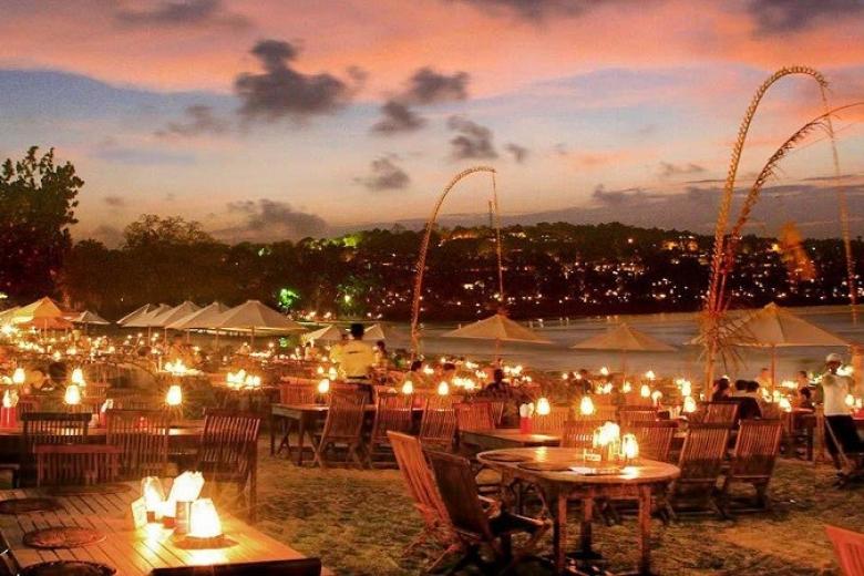 Thưởng thức bữa tối trên bãi biển Jimbarang