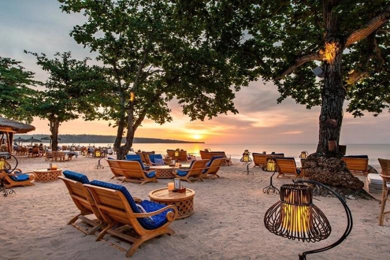 Thưởng thức bữa tối trên bãi biển Jimbarang