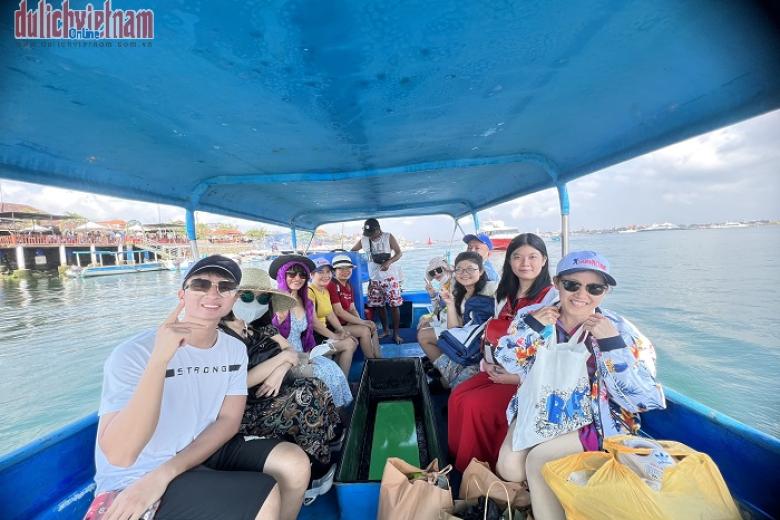 Khách chụp ảnh lưu niệm