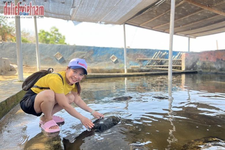 Khách chụp ảnh lưu niệm
