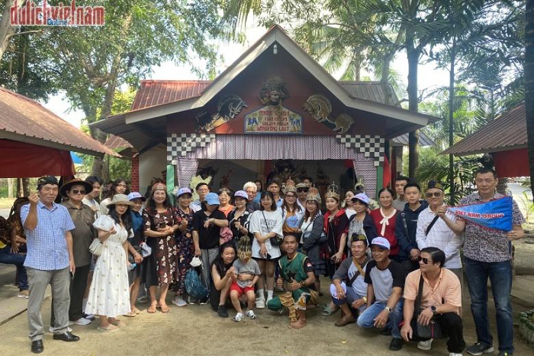 Khách chụp ảnh lưu niệm