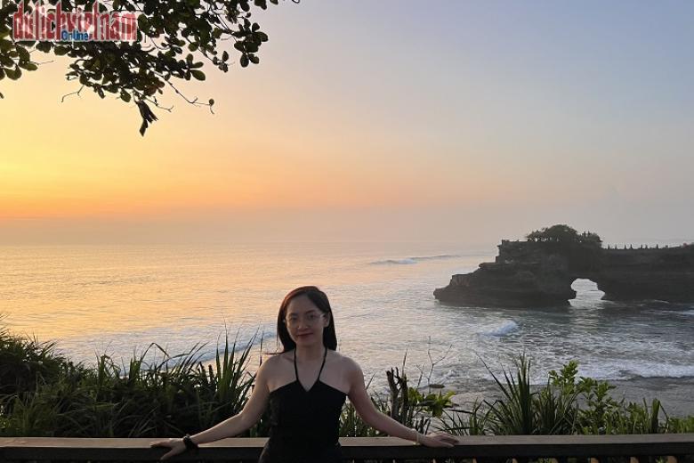 Khách chụp ảnh lưu niệm