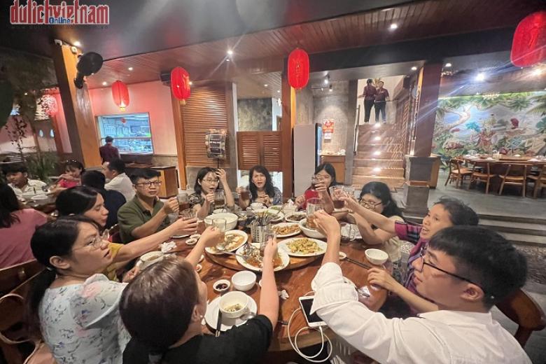 Khách chụp ảnh lưu niệm