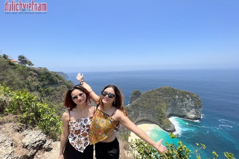 Khách chụp ảnh lưu niệm