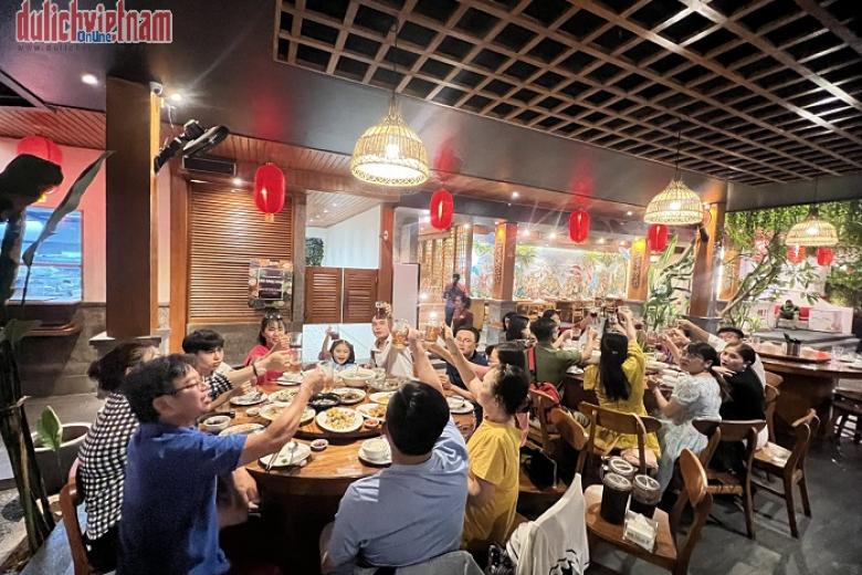 Khách chụp ảnh lưu niệm