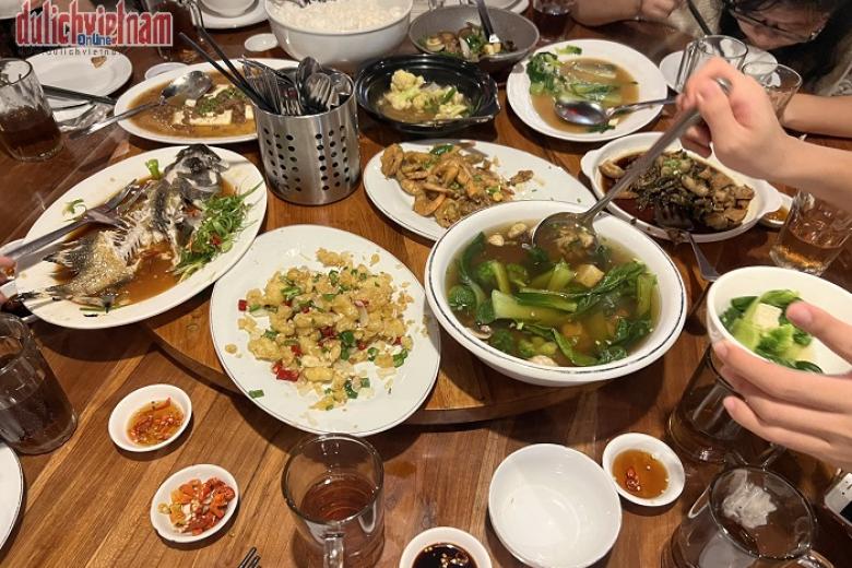 Khách chụp ảnh lưu niệm