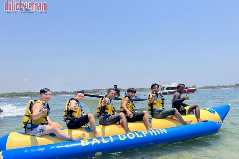 Khách chụp ảnh lưu niệm