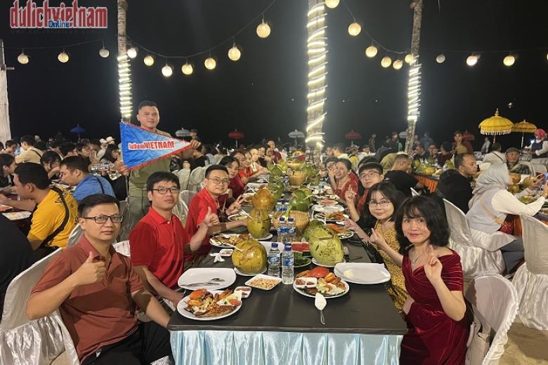 Khách chụp ảnh lưu niệm
