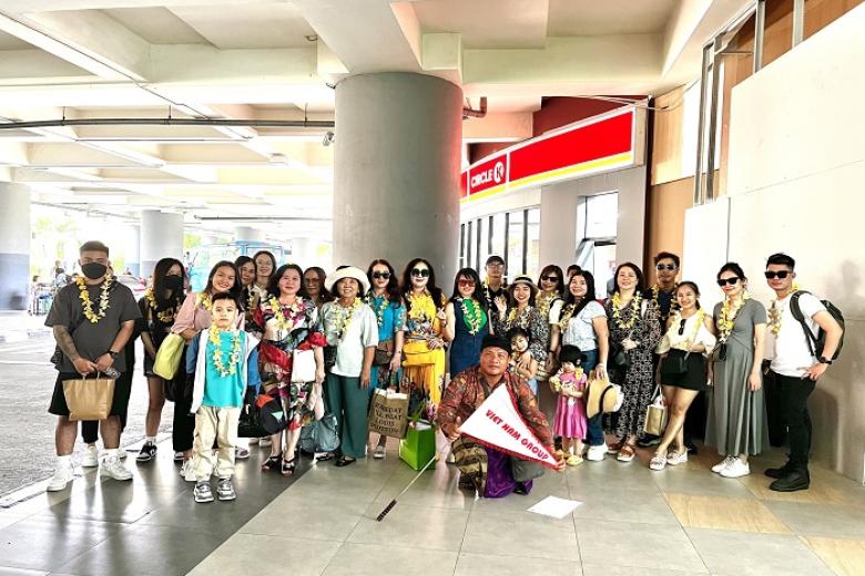 Khách chụp ảnh lưu niệm trong đoàn Bali