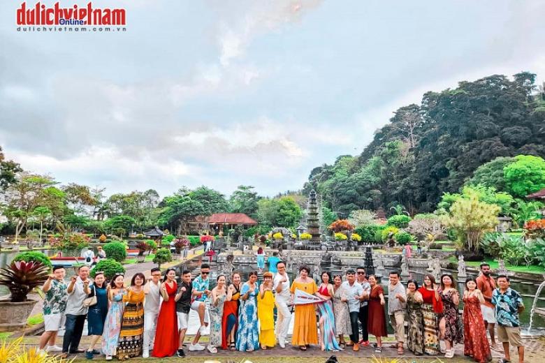 Khách chụp ảnh lưu niệm trong đoàn Bali