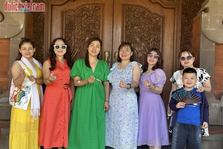 Khách chụp ảnh lưu niệm trong đoàn Bali