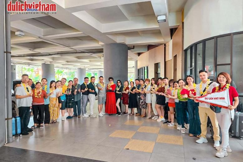 Khách chụp ảnh lưu niệm trong đoàn Bali