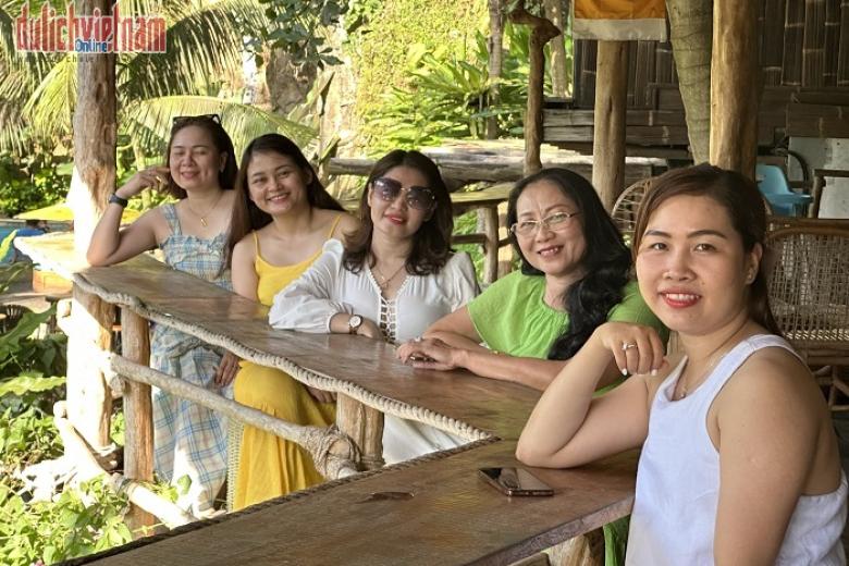 Khách chụp ảnh lưu niệm trong đoàn Bali