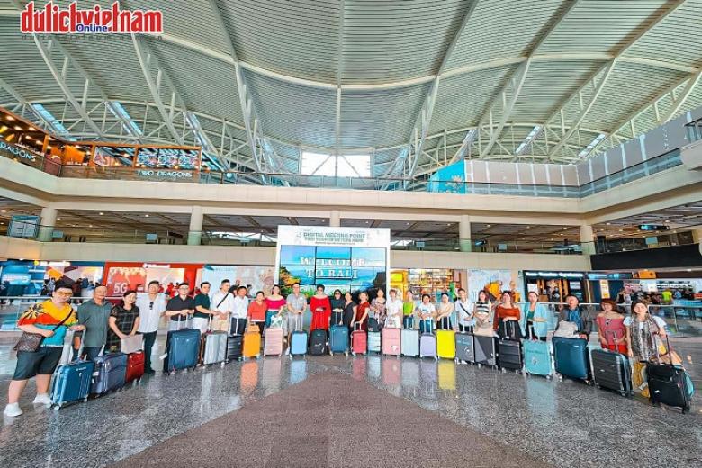 Khách chụp ảnh lưu niệm trong đoàn Bali