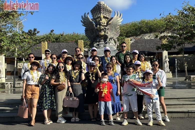 Khách chụp ảnh lưu niệm trong đoàn Bali