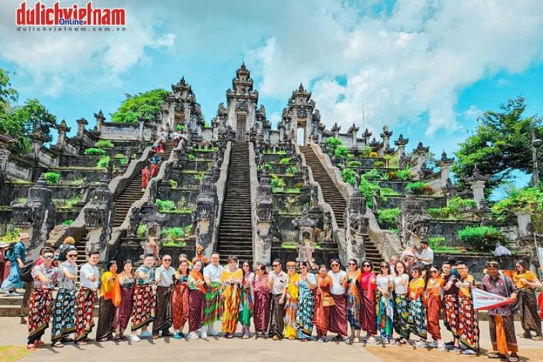 Khách chụp ảnh lưu niệm trong đoàn Bali