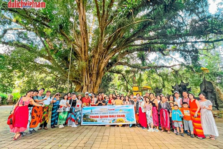 Khách chụp ảnh lưu niệm trong đoàn Bali