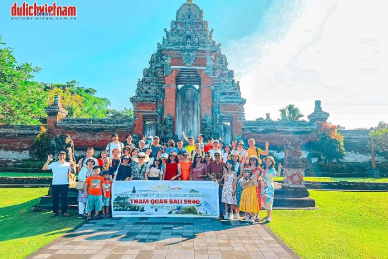 Khách chụp ảnh lưu niệm trong đoàn Bali