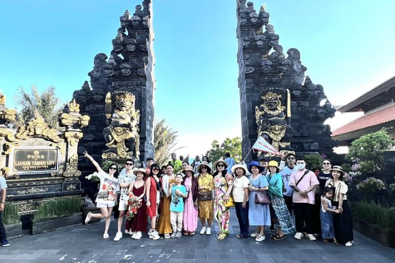 Khách chụp ảnh lưu niệm trong đoàn Bali