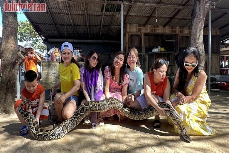 Khách chụp ảnh lưu niệm trong đoàn Bali
