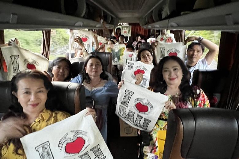 Khách chụp ảnh lưu niệm trong đoàn Bali