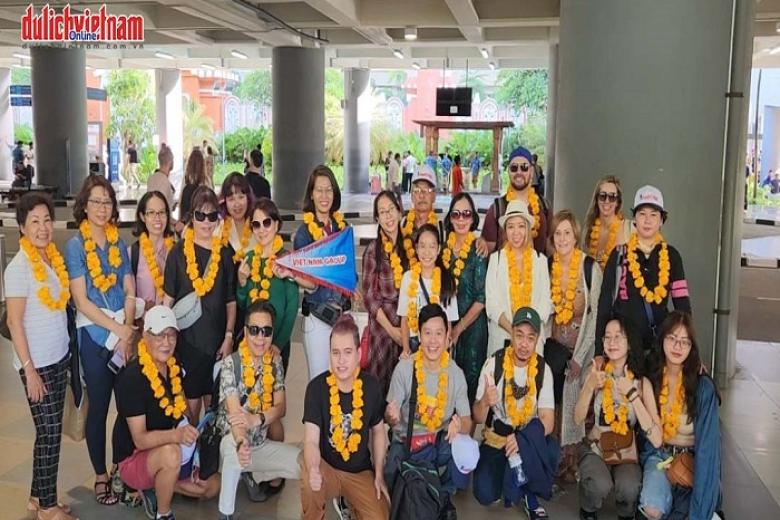 Khách chụp ảnh lưu niệm trong đoàn Bali