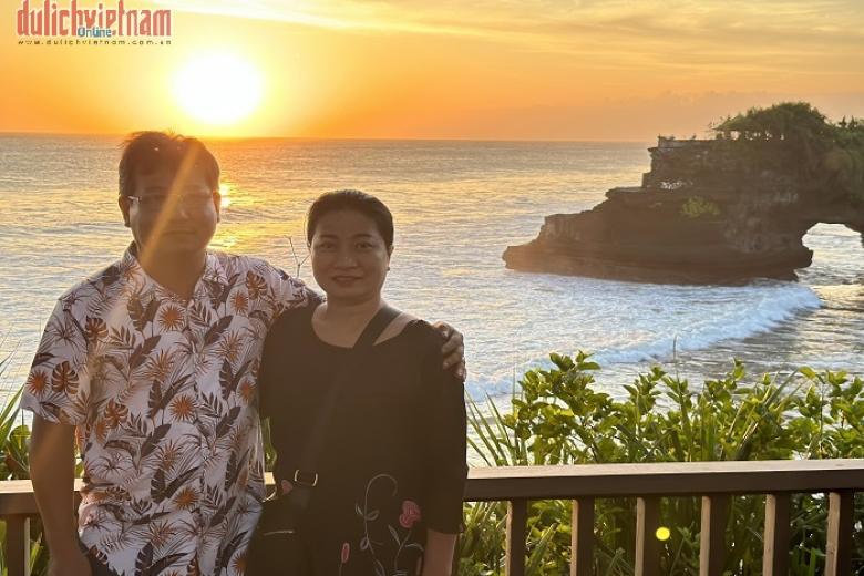 Khách chụp ảnh lưu niệm trong đoàn Bali