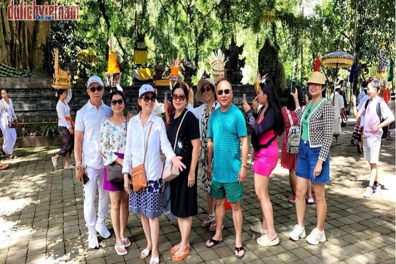 Khách chụp ảnh lưu niệm trong đoàn Bali