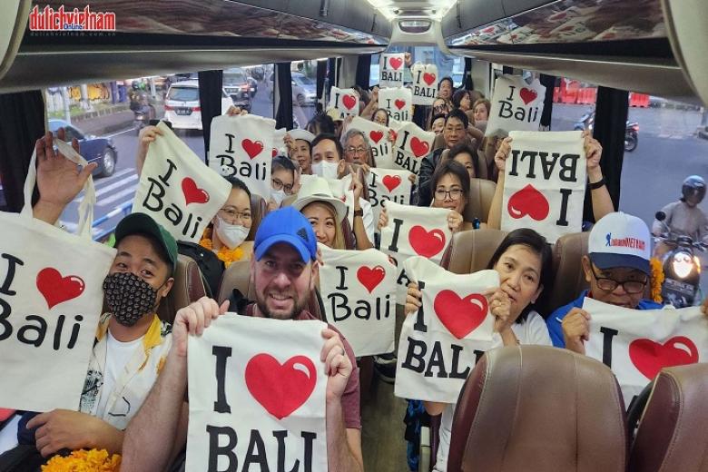 Khách chụp ảnh lưu niệm trong đoàn Bali