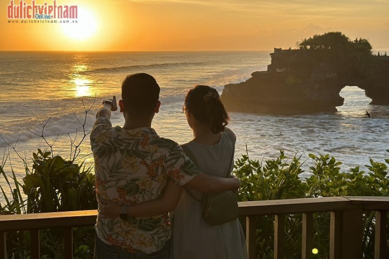 Khách chụp ảnh lưu niệm trong đoàn Bali