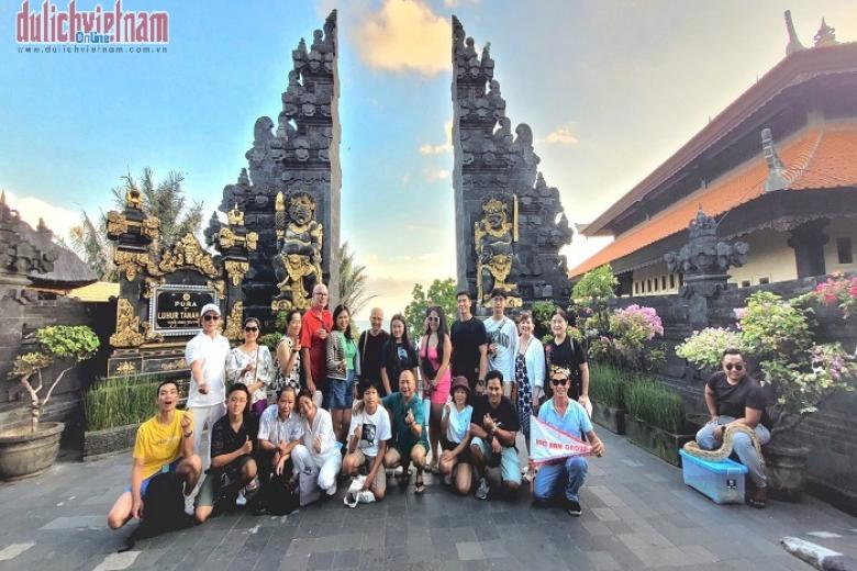 Khách chụp ảnh lưu niệm trong đoàn Bali