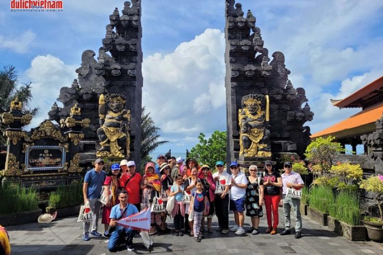 Khách chụp ảnh lưu niệm trong đoàn Bali