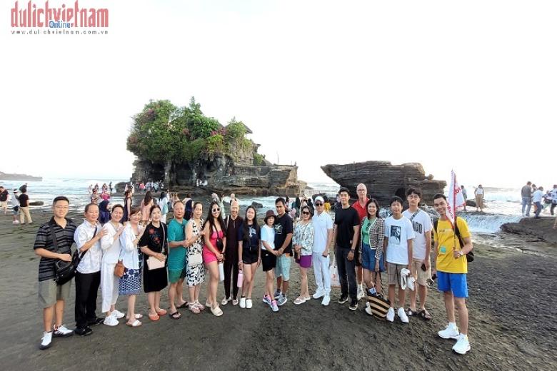 Khách chụp ảnh lưu niệm trong đoàn Bali